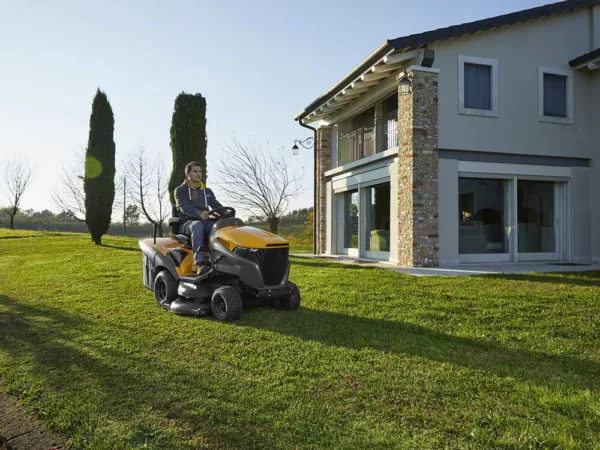Stiga Estate 9122 WX - Trattorino tagliaerba - Motore Honda GXV 690 - immagine 3
