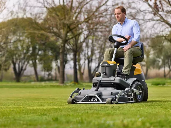 Stiga Park 500 WX - Trattorino con taglio frontale con cambio idrostatico - Front Mower